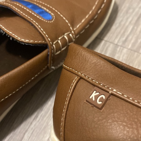 Kenneth Cole moccasins size 3 (34 Euro) brown.  Small scuff in front of 1 shoe - Picture 4 of 5
